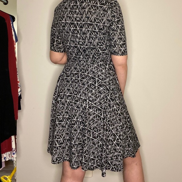 LuLaRoe M Abstract Dress. - Picture 3 of 8